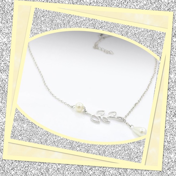 NWOT Silver Leaf Fashion Necklace w/ 2 Faux Pearls - Picture 5 of 5